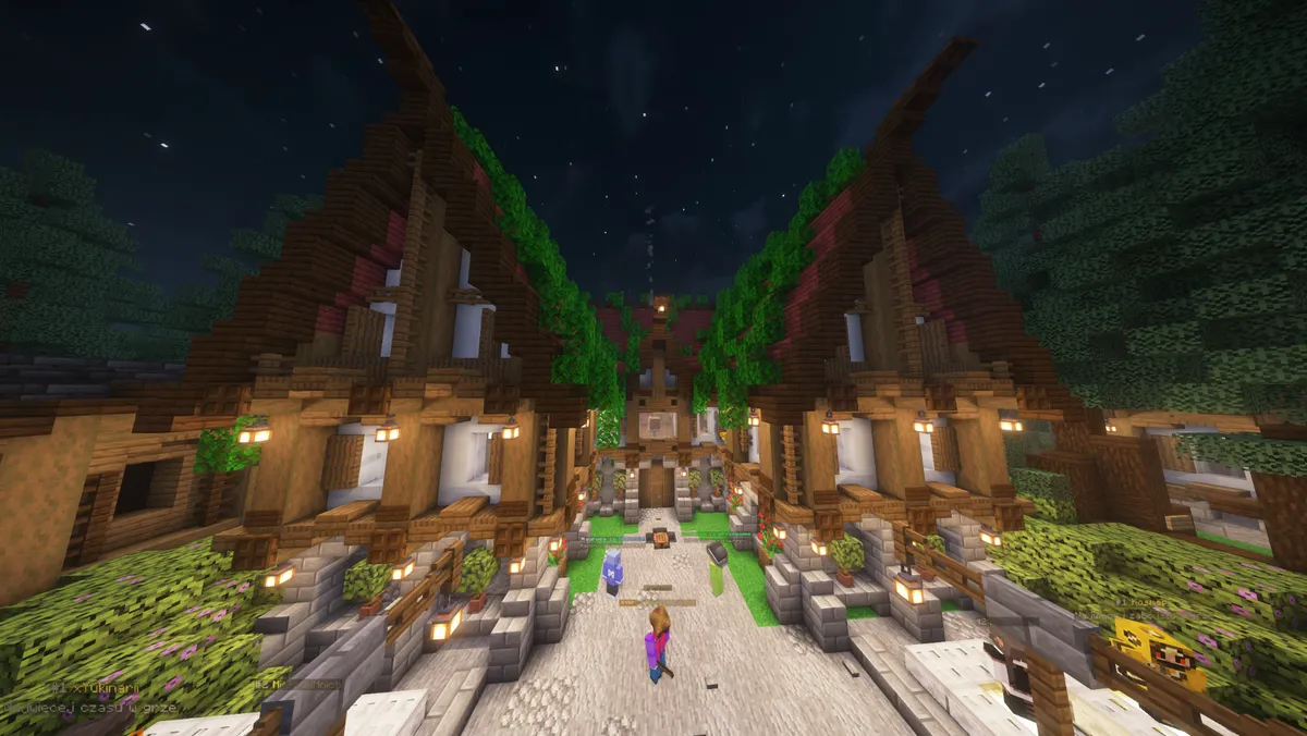 Spawn serwera Minecraft Blokowo.pl nocą - drewniane domy i latarnie